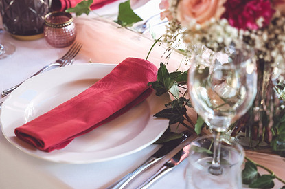 Дизайнер рассказала, как можно украсить стол ко Дню всех влюбленных