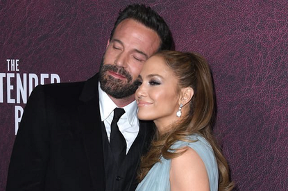 Дженнифер Лопес и Бен Аффлек гуляют по Нью-Йорку, держась за руки