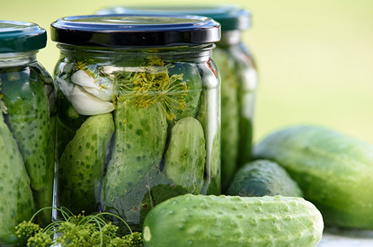 Не выливай огуречный рассол: 7 неожиданных применений в быту