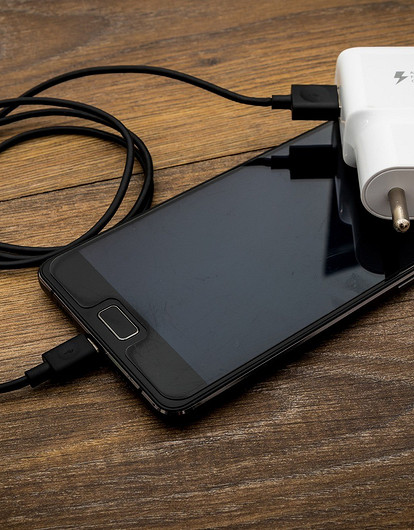 Зарядка телефона рядом с кроватью способствует ожирению (и не только)