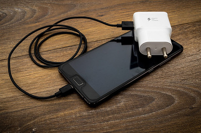 Зарядка телефона рядом с кроватью способствует ожирению (и не только)