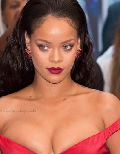 Беременная Рианна вышла в свет в необычном образе