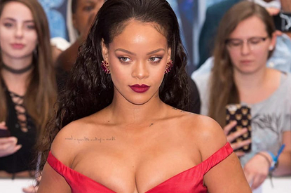 Беременная Рианна вышла в свет в необычном образе