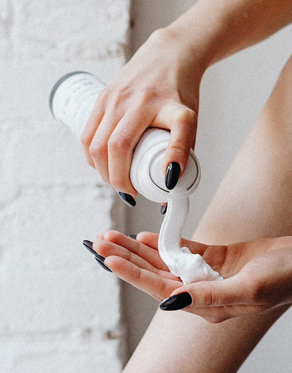 Почистить ковер, отполировать украшения и еще 6 способов использовать пену для бритья в быту