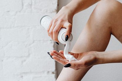 Почистить ковер, отполировать украшения и еще 6 способов использовать пену для бритья в быту