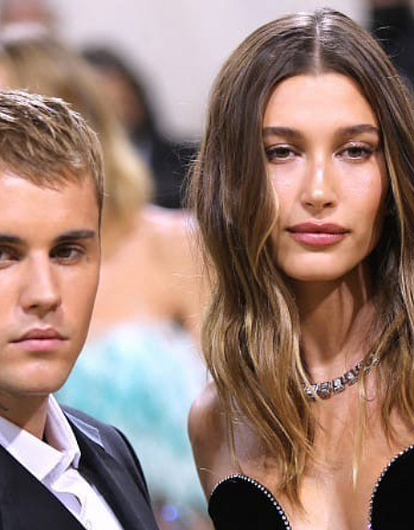 «Не может даже спать»: Джастин Бибер рассказал о состоянии жены после болезни