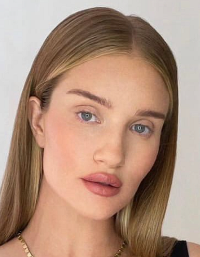 Редкий кадр: Роузи Хантингтон-Уайтли опубликовала фото новорожденной дочери