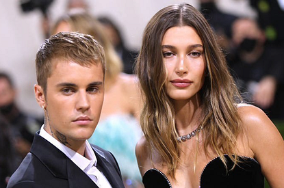 «Не может даже спать»: Джастин Бибер рассказал о состоянии жены после болезни