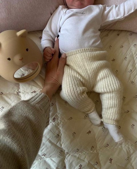 Редкий кадр: Роузи Хантингтон-Уайтли опубликовала фото новорожденной дочери