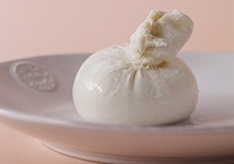 Буррата: как готовят и с чем едят этот нежный сыр