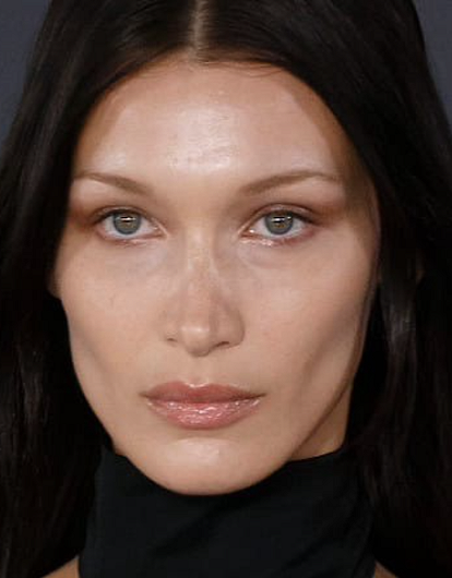 «Я просыпалась каждое утро в истерике»: Белла Хадид рассказала о депрессии