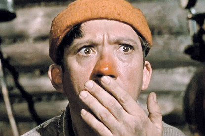 Трогает себя за нос — врет: популярные мифы о языке тела