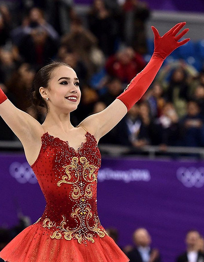 Чемпионка, которую копируют чаще других: самые красивые наряды Алины Загитовой