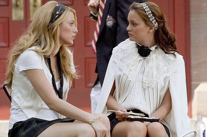 Ободок, балетки и сумка через плечо: как не выглядеть старомодно в этих вернувшихся трендах из 2010-х