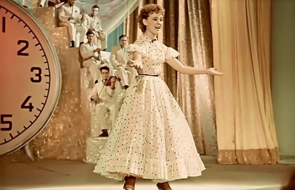 Топ-10 платьев из советского кино, о которых мечтала каждая женщина в СССР