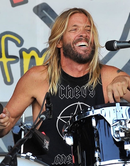 Скончался барабанщик группы Foo Fighters Тейлор Хокинс