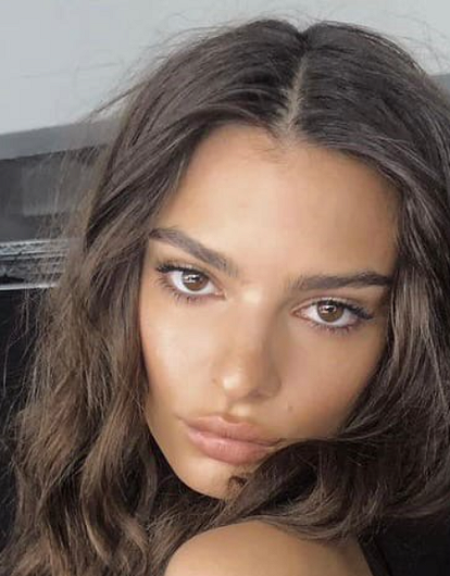 Новый выход: Эмили Ратаковски появилась на публике в стильном образе