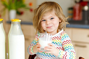 Молоко в рационе ребенка: когда вводить и как определить непереносимость