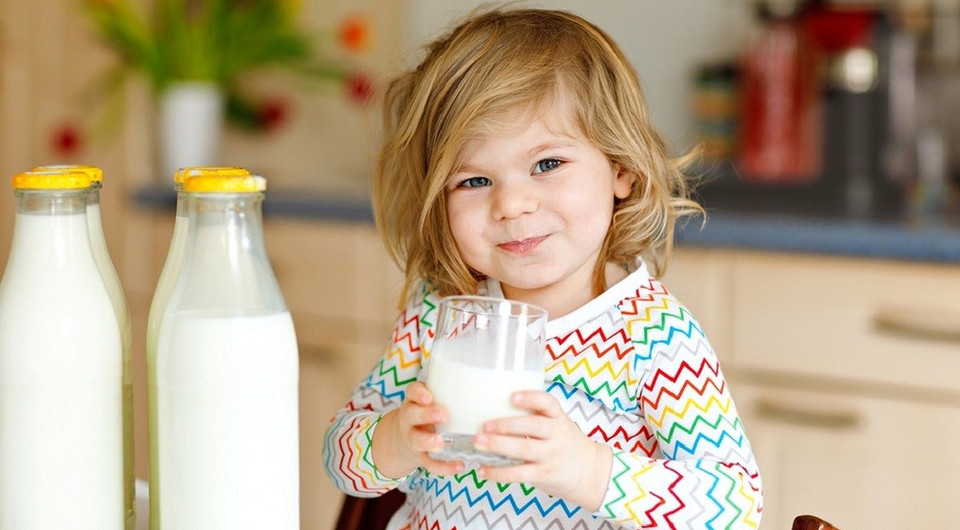 Молоко в рационе ребенка: когда вводить и как определить непереносимость