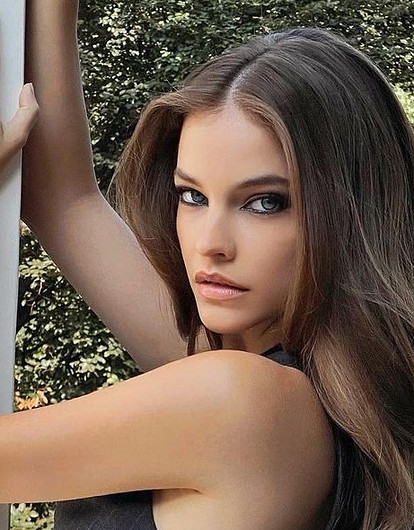 Дорогая брюнетка: главный тренд в окрашивании весной 2022 и звезды, которые ему последовали