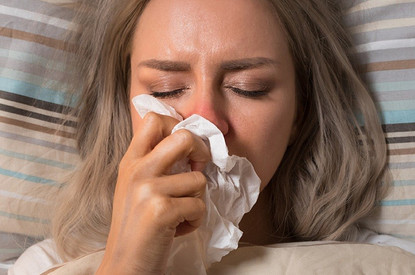 Психосоматика насморка: 7 негативных эмоций, от которых закладывает нос