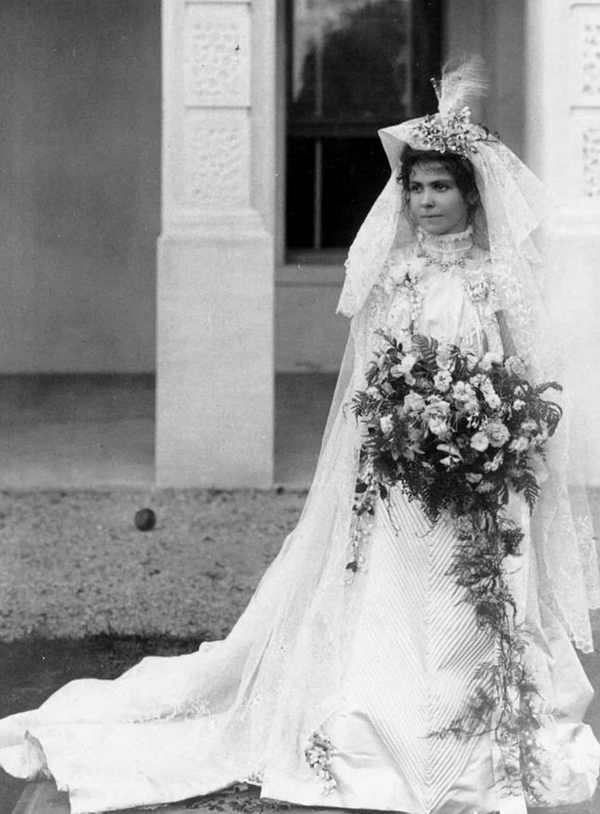 Зачем бросать букет и почему платье белое: откуда пошли известные свадебные традиции