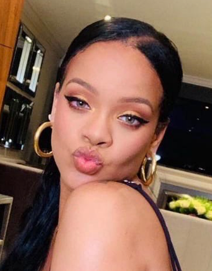 Новый выход беременной Рианны с голым животом