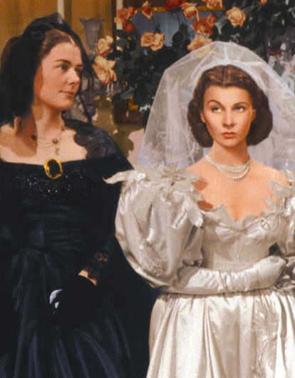 Зачем бросать букет и почему платье белое: откуда пошли известные свадебные традиции