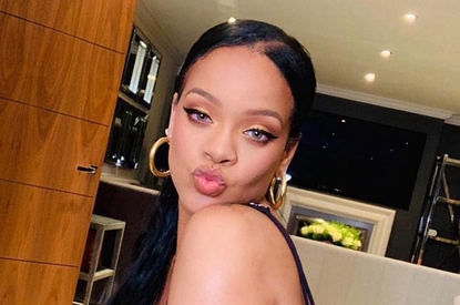 Новый выход беременной Рианны с голым животом