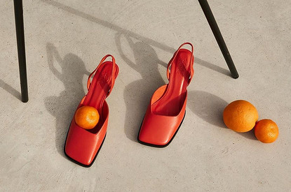 Клоги и плюшевые мюли: 8 пар обуви, которые будут носить все этой весной