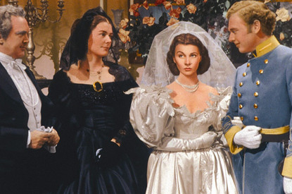 Зачем бросать букет и почему платье белое: откуда пошли известные свадебные традиции