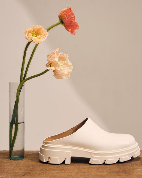 Клоги и плюшевые мюли: 8 пар обуви, которые будут носить все этой весной