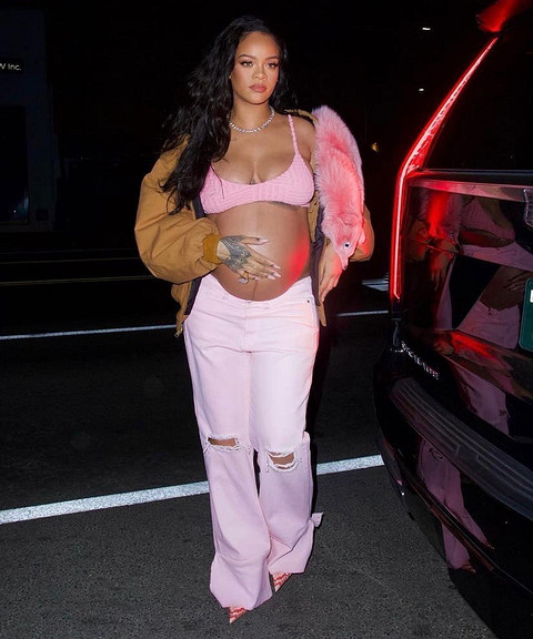 Короткий топ и розовые джинсы: беременная Рианна появилась на публике в ярком образе