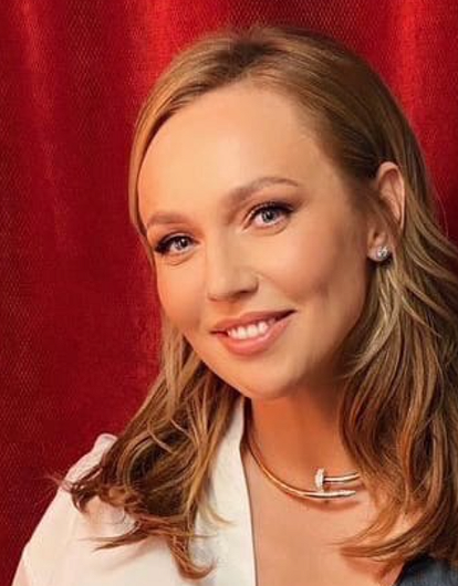 Альбина Джанабаева впервые показала лицо дочки