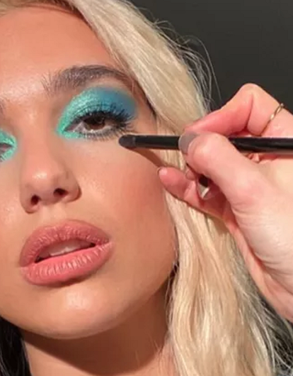 Море волнуется раз: как носить трендовые синие тени, чтобы не выглядеть дешево