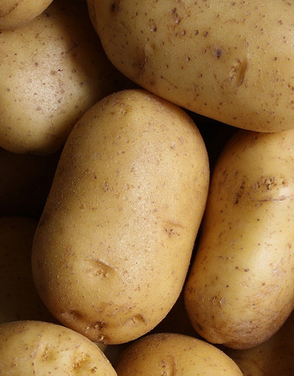 От чистки обуви до мытья окон: 10 неожиданных способов применения картофеля в быту