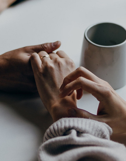 «Больше всего боялась мнения его друзей»: истории пар, где женщина намного старше