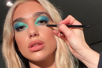 Море волнуется раз: как носить трендовые синие тени, чтобы не выглядеть дешево