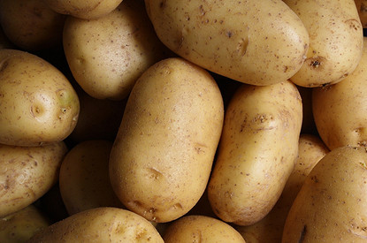 От чистки обуви до мытья окон: 10 неожиданных способов применения картофеля в быту