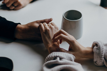 «Больше всего боялась мнения его друзей»: истории пар, где женщина намного старше