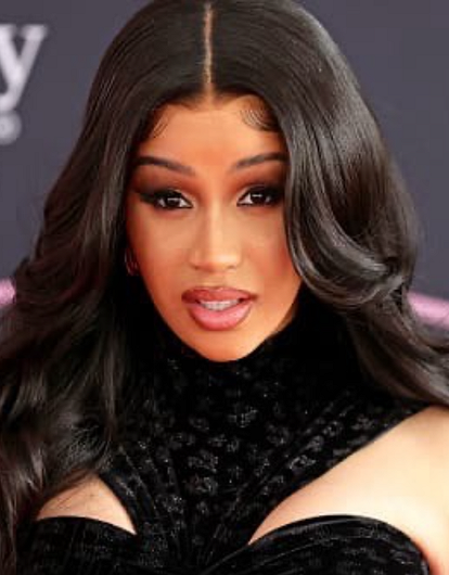 Карди Би впервые показала своего сына и раскрыла его имя