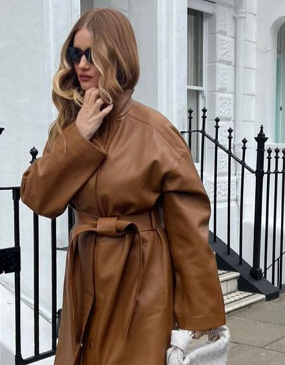 Тренч из эко-кожи как у Роузи Хантингтон-Уайтли: ищем такое у российских брендов