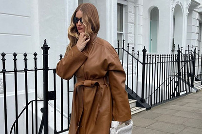 Тренч из эко-кожи как у Роузи Хантингтон-Уайтли: ищем такое у российских брендов