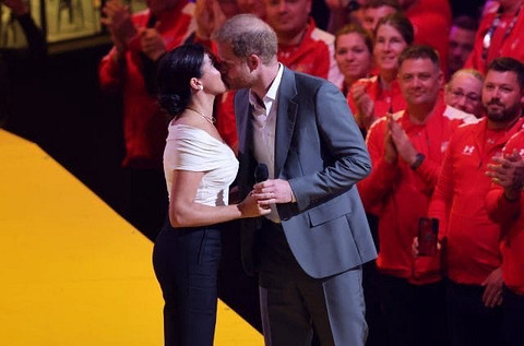 Счастливы вместе: Меган Маркл и принц Гарри поцеловались на публике (фото)