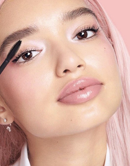 Иллюминирующий крем для лица, скраб для тела с пудрой и другие бьюти- и фэшн-новинки недели