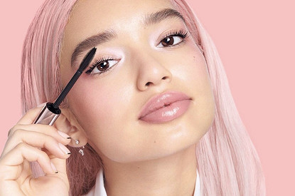 Иллюминирующий крем для лица, скраб для тела с пудрой и другие бьюти- и фэшн-новинки недели