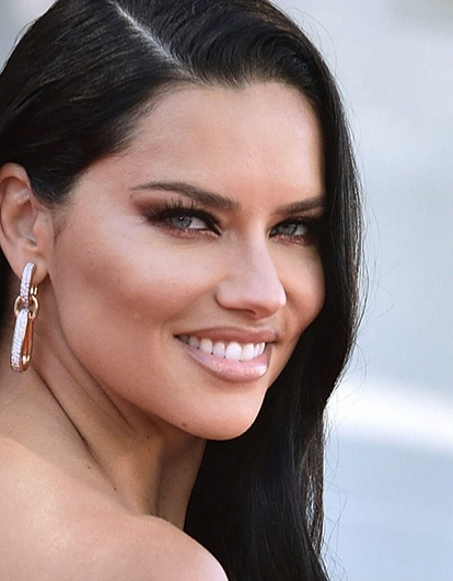 Беременная Адриана Лима вышла на подиум с округлившимся животом (фото)