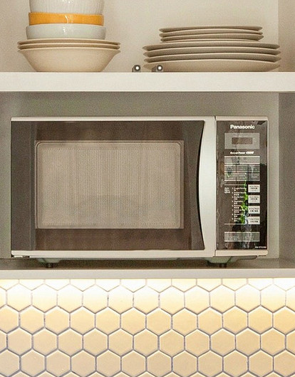 Не только для подогрева еды: 10 неочевидных способов использования микроволновки в быту