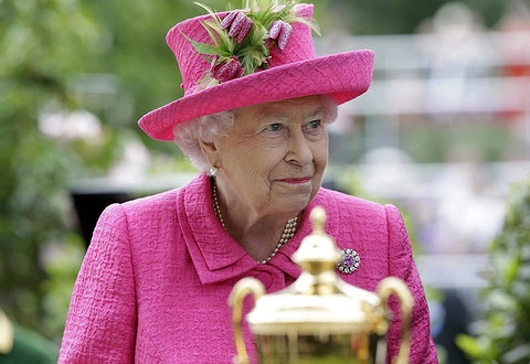 Елизавета II позирует с любимыми пони на снимке в честь своего 96-летия
