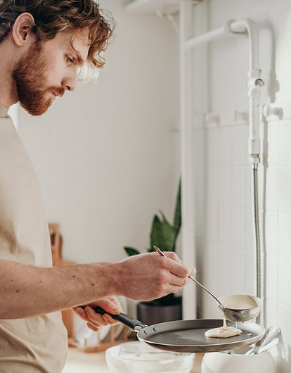 Не только первый комом: 4 причины, почему прилипают блины к сковородке и рвутся